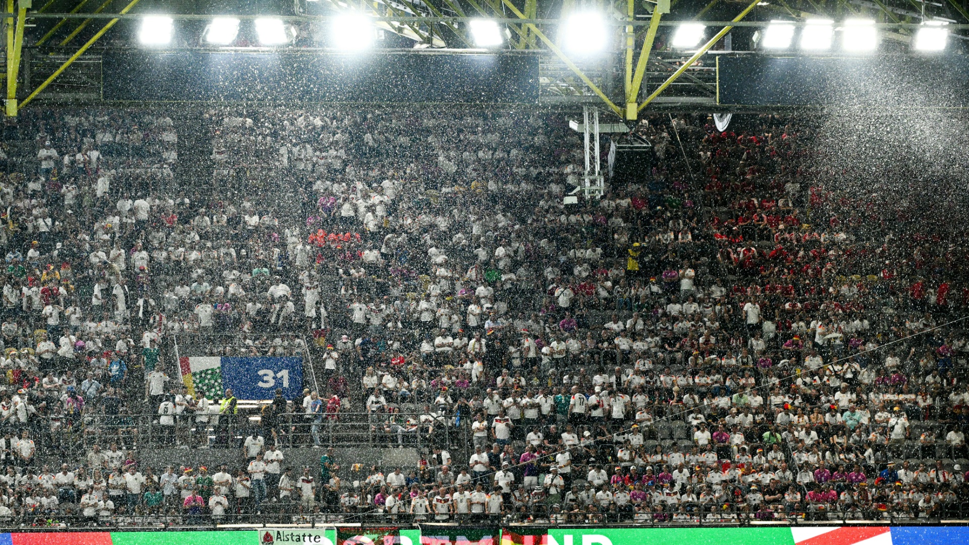 Bei EM-Spiel: Mann am Stadion-Dach sorgt Polizeieinsatz