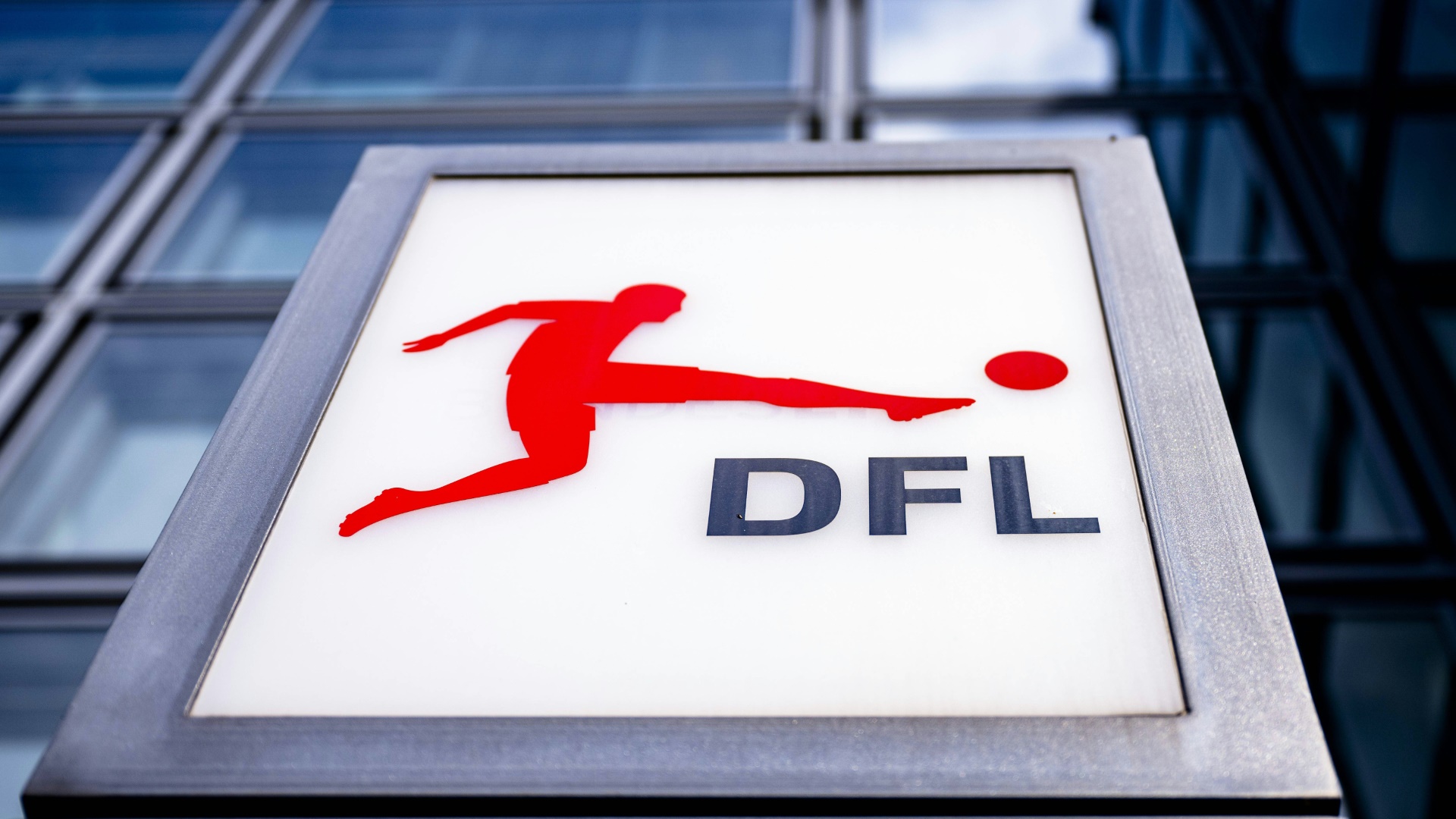 DAZN-Beschwerde: DFL setzt Ausschreibung der Medienrechte vorerst aus